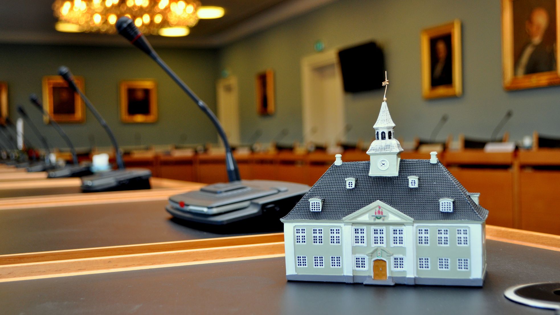 Byrådssal med figur af rådhuset