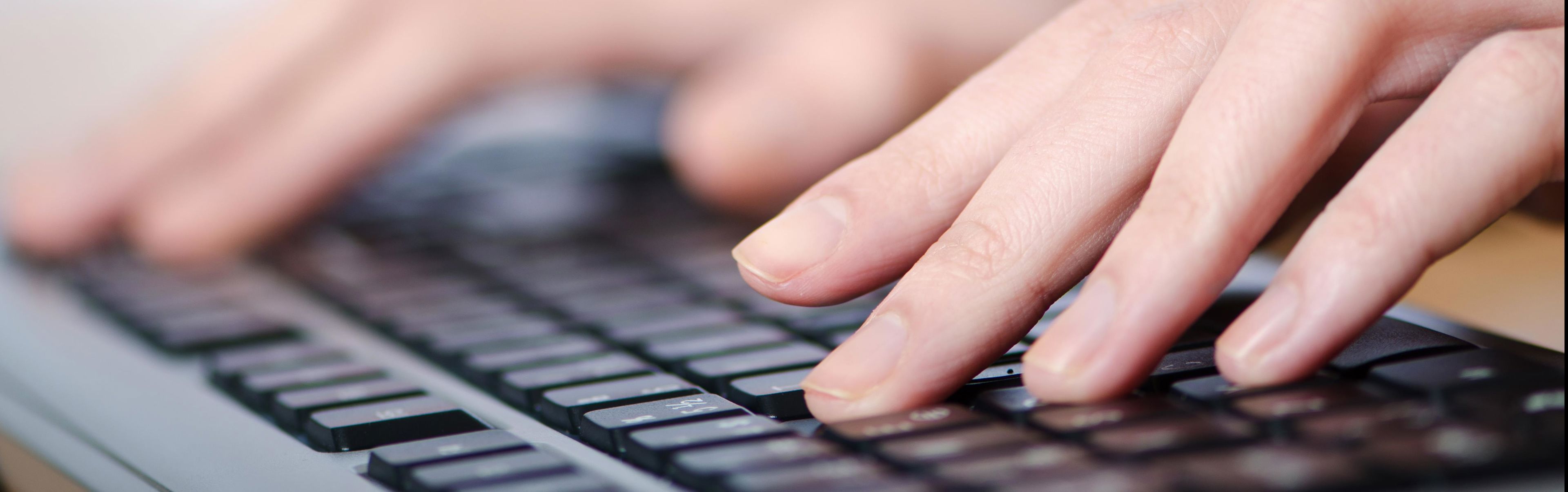 Hænder på tastatur